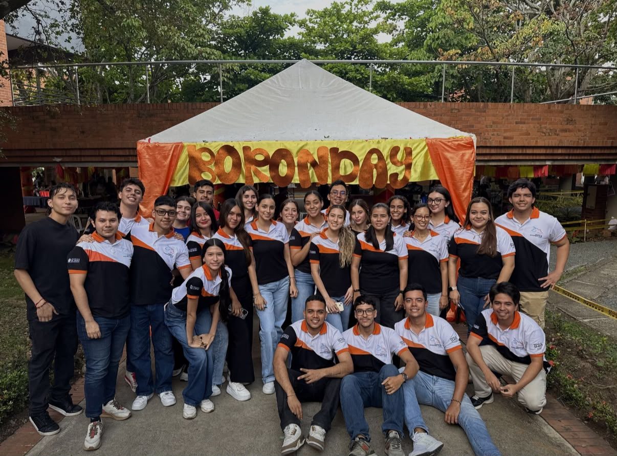 Equipo del FIC posando frente al toldo de Boronday