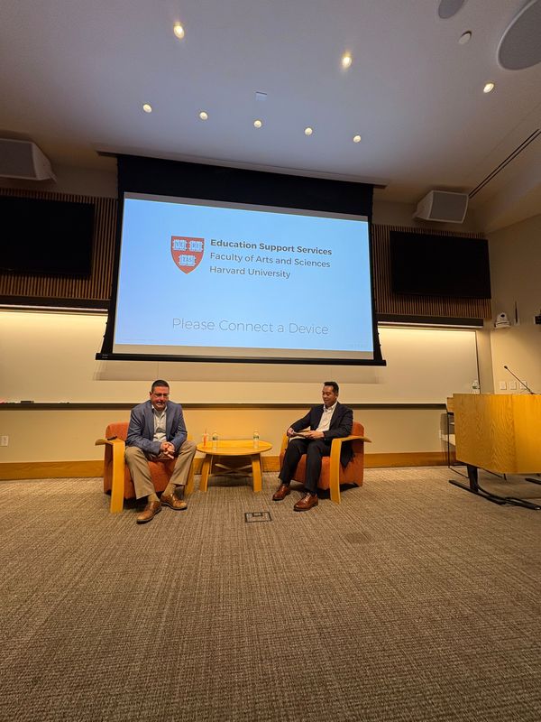 Panel de invitados durante la ceremonia de premiación de la GCCH at Harvard