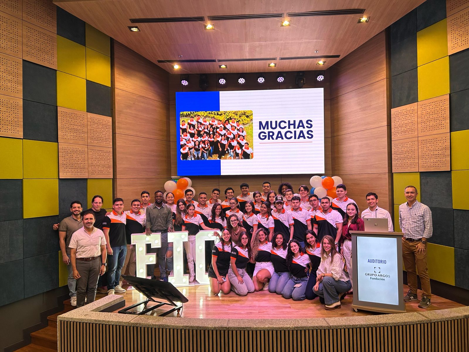 El equipo del Finance & Investment Club en el lanzamiento oficial de IFSA Icesi, abril 2025