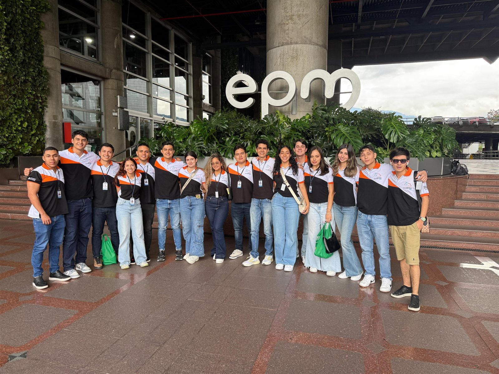 Equipo del club en la visita empresarial a EPM, Medellín